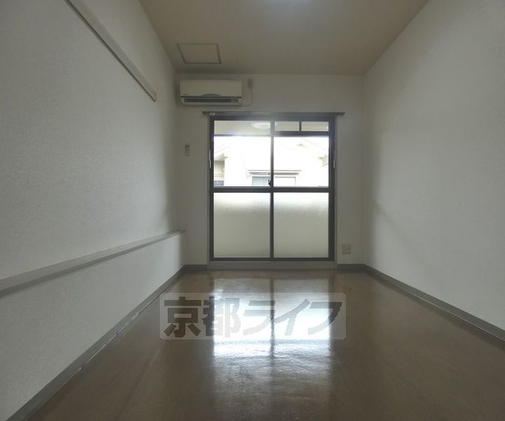 京都府京都市北区等持院東町の賃貸マンションの居間