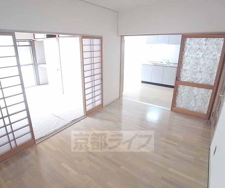 交徳マンション202の居間