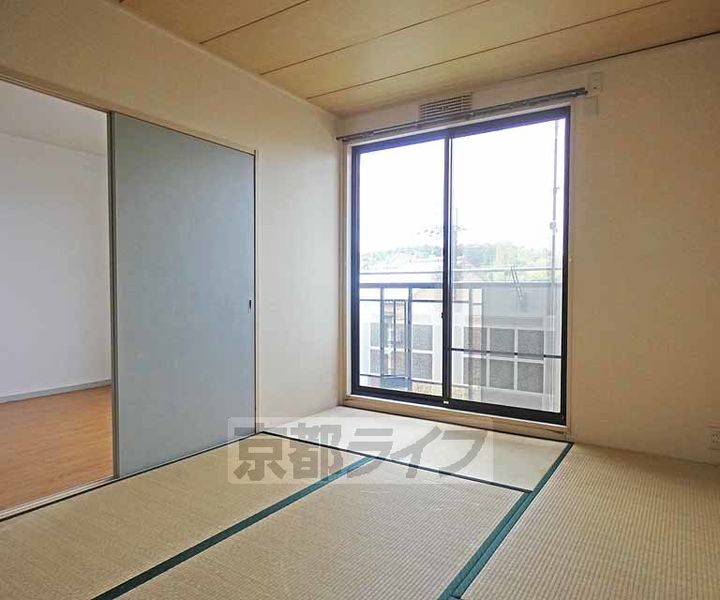 サンビレッジ大北山(C・D・E棟)D216の居間