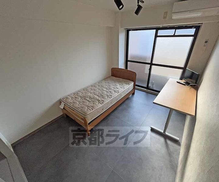 京都府京都市中京区藤木町の賃貸マンションの居間