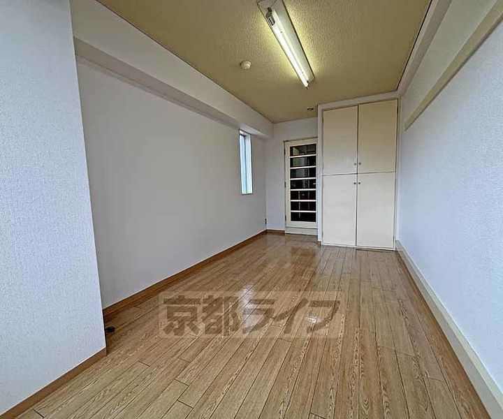 京都府京都市中京区梅之木町の賃貸マンションの居間