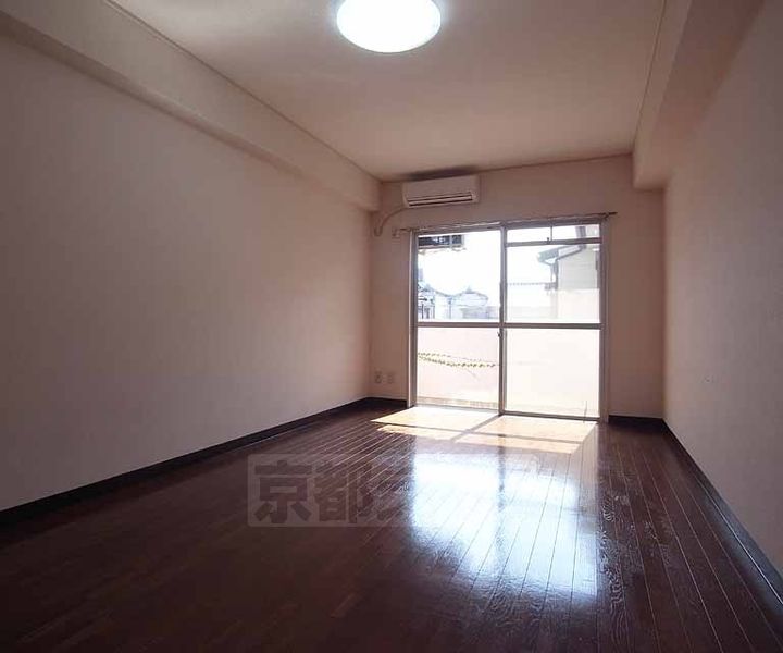 メゾンド亜地路義102の居間