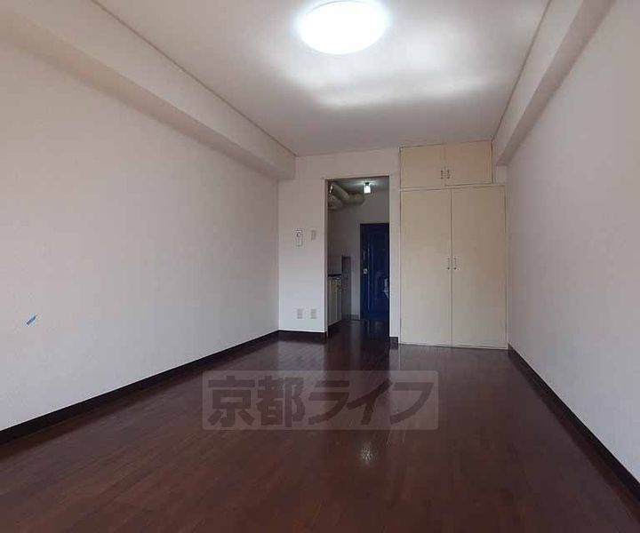 メゾンド亜地路義102の居間