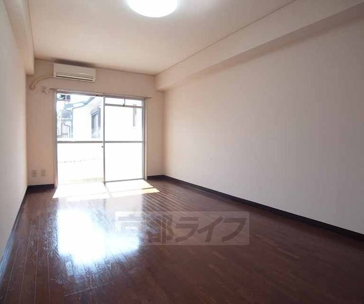 メゾンド亜地路義102の居間