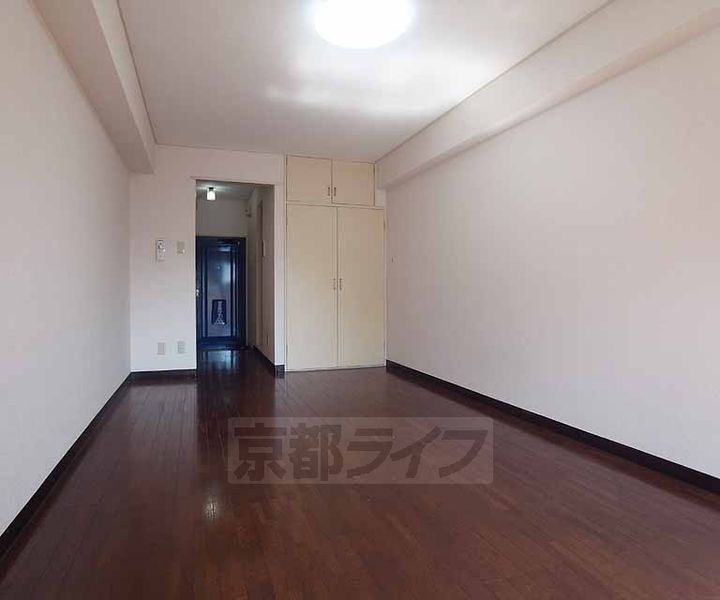 メゾンド亜地路義102の居間