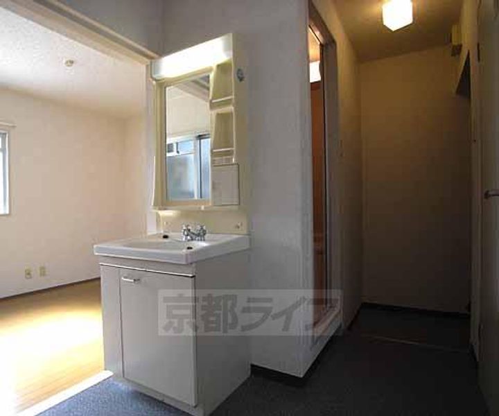 京都府京都市伏見区深草直違橋8丁目の賃貸マンションの玄関
