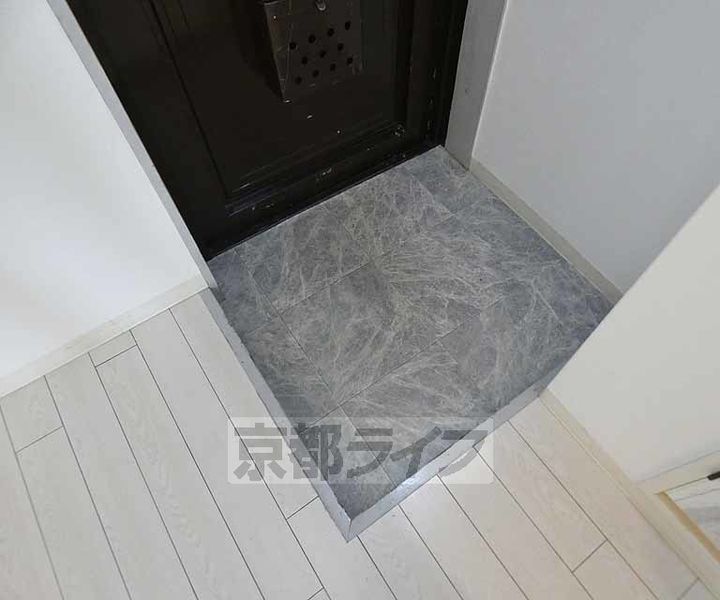 京都府京都市伏見区深草大亀谷大山町の賃貸マンションの玄関