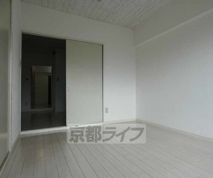 京都府京都市伏見区深草大亀谷大山町の賃貸マンションの居間