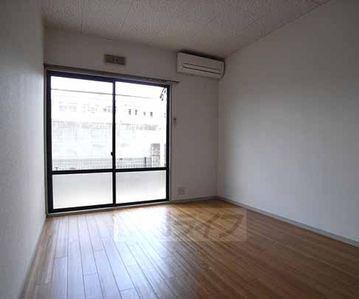 京都府京都市伏見区津知橋町の賃貸アパートの居間