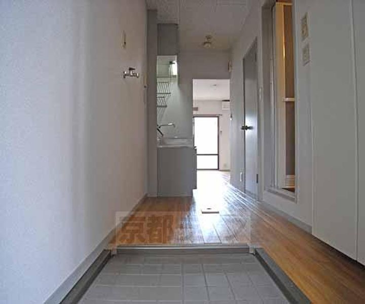 京都府京都市伏見区津知橋町の賃貸アパートの玄関