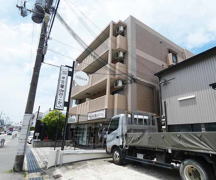 京都府京都市伏見区桃山町和泉の賃貸マンションの外観