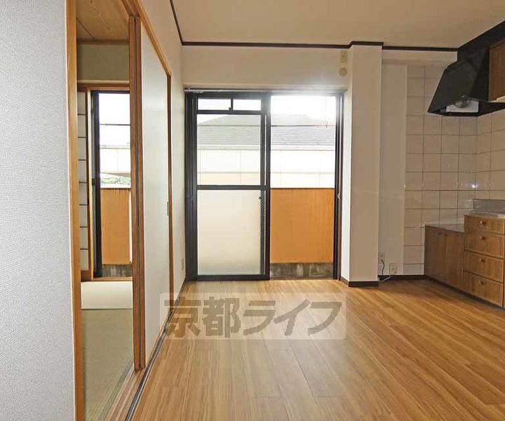 京都府京都市伏見区深草大亀谷東寺町の賃貸マンションの居間