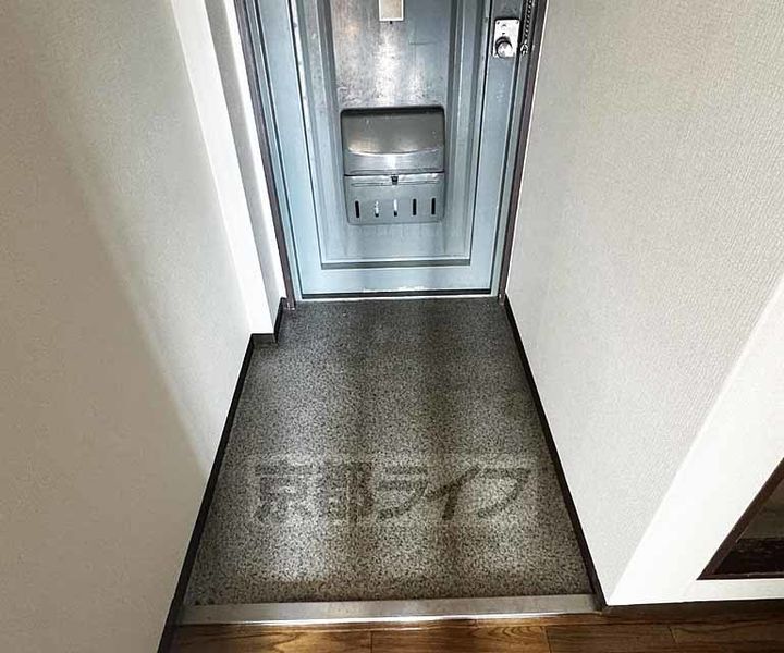 京都府京都市伏見区指物町の賃貸マンションの玄関