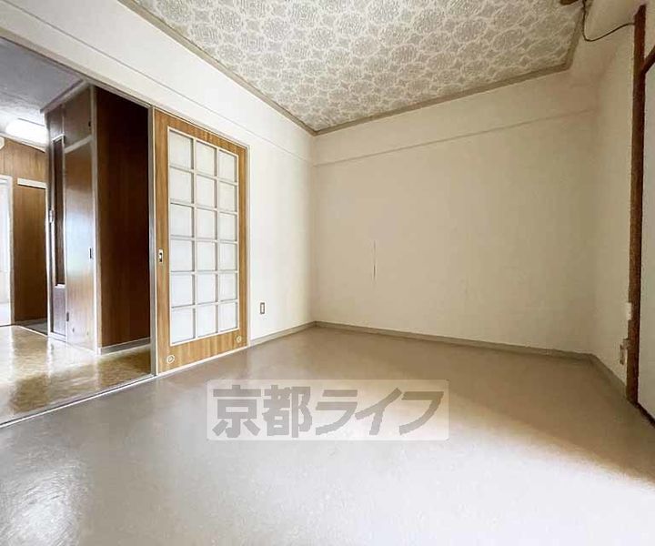 京都府京都市南区上鳥羽北島田町の賃貸マンションの居間