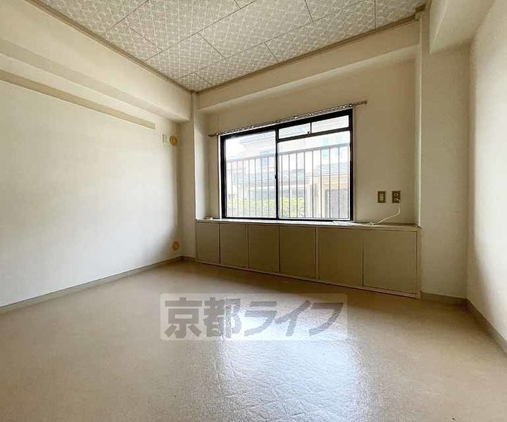 京都府京都市南区上鳥羽北島田町の賃貸マンションの居間