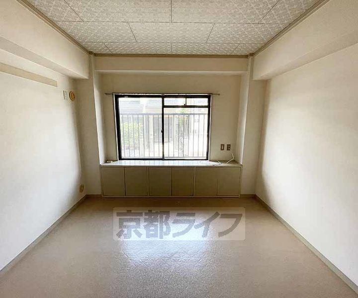 京都府京都市南区上鳥羽北島田町の賃貸マンションの居間