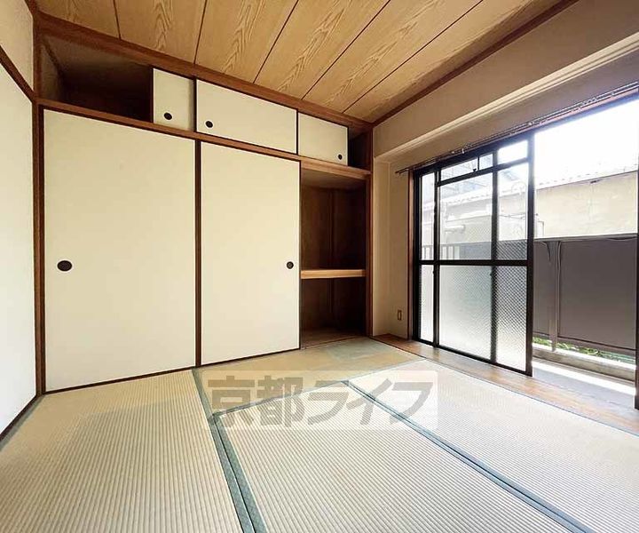 京都府京都市南区上鳥羽北島田町の賃貸マンションの居間