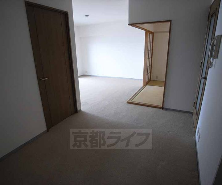 京都府京都市伏見区中島河原田町の賃貸マンションの居間