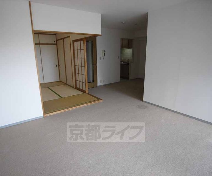 京都府京都市伏見区中島河原田町の賃貸マンションの居間