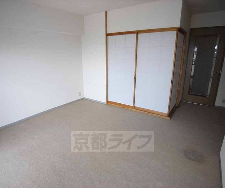 京都府京都市伏見区中島河原田町の賃貸マンションの居間
