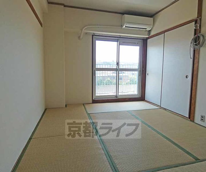 京都府京都市伏見区深草出羽屋敷町の賃貸マンションの居間