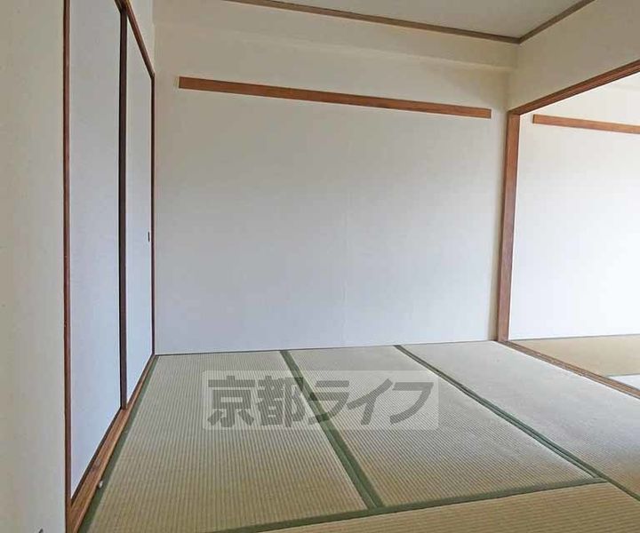 京都府京都市伏見区深草出羽屋敷町の賃貸マンションの居間