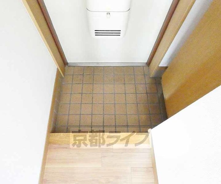 京都府京都市南区上鳥羽南花名町の賃貸マンションの玄関