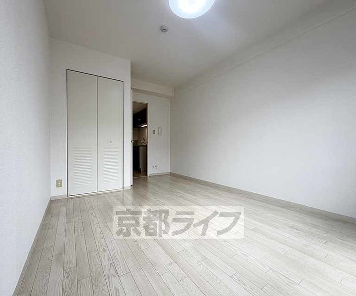 京都府京都市伏見区下鳥羽南円面田町の賃貸マンションの居間