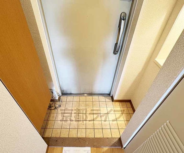 京都府京都市伏見区横大路貴船の賃貸マンションの玄関