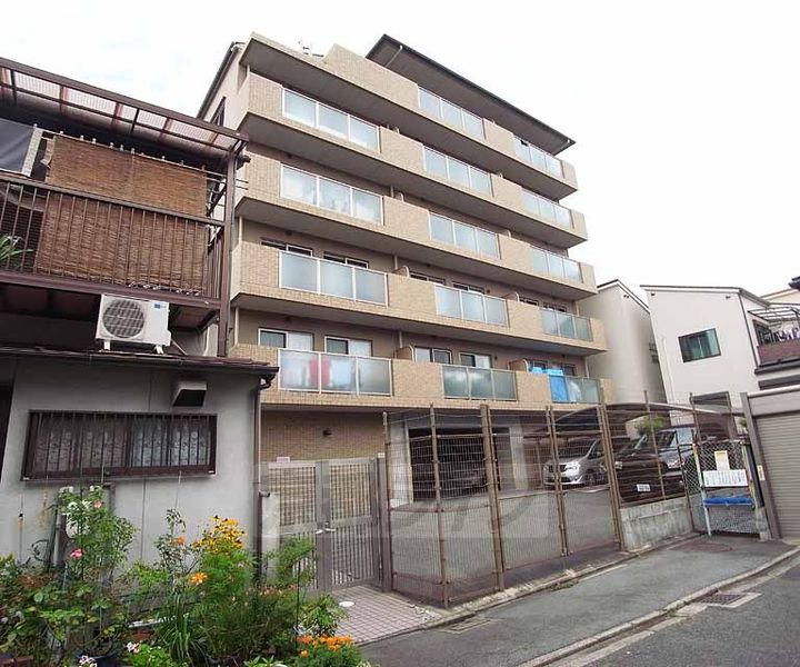 京都府京都市伏見区深草仙石屋敷町の賃貸マンションの外観