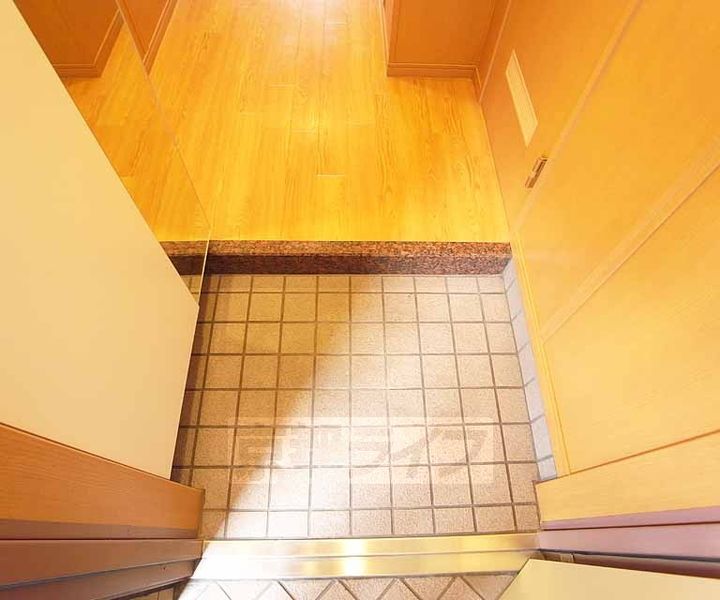 京都府京都市伏見区深草仙石屋敷町の賃貸マンションの玄関
