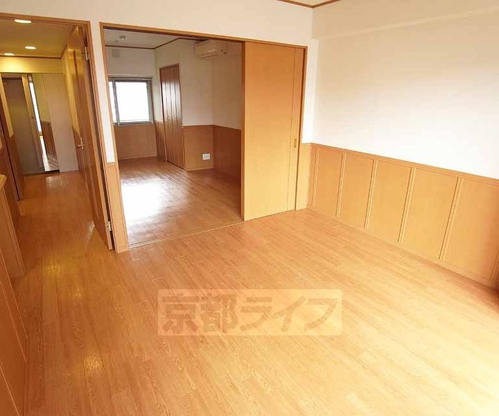 京都府京都市伏見区深草仙石屋敷町の賃貸マンションの居間