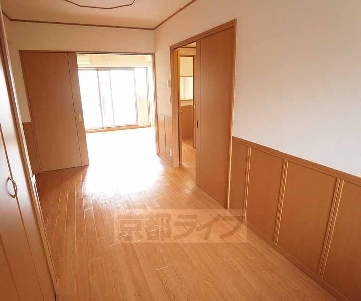 京都府京都市伏見区深草仙石屋敷町の賃貸マンションの居間