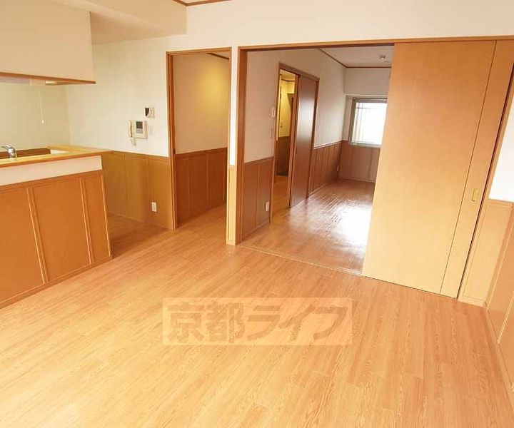 京都府京都市伏見区深草仙石屋敷町の賃貸マンションの居間