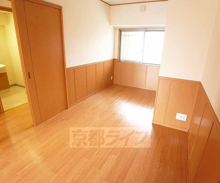 京都府京都市伏見区深草仙石屋敷町の賃貸マンションの居間