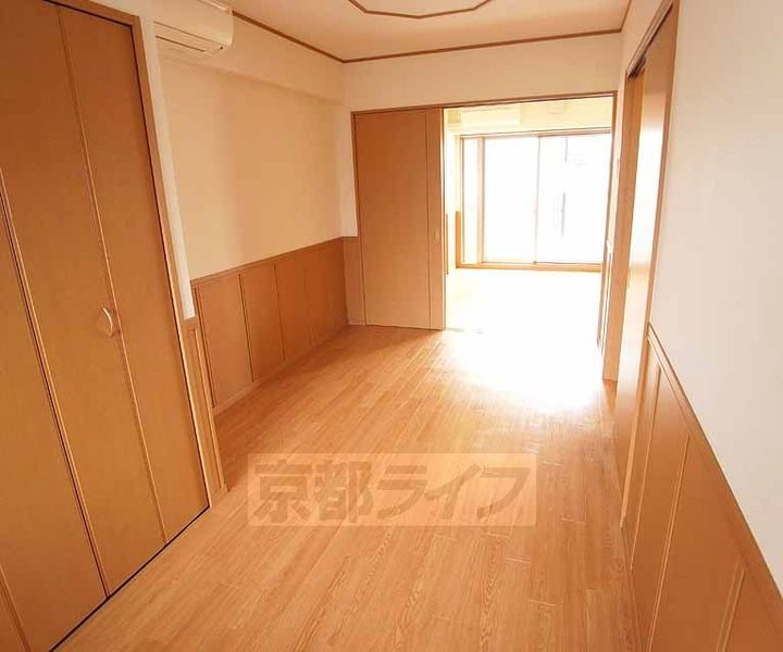 京都府京都市伏見区深草仙石屋敷町の賃貸マンションの居間