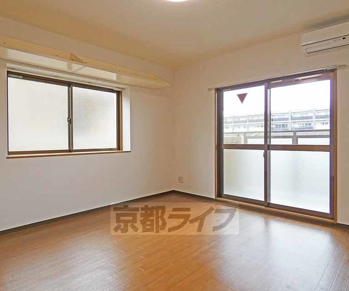 京都府京都市伏見区深草キトロ町の賃貸マンションの居間