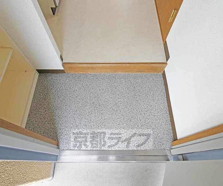 京都府京都市伏見区深草キトロ町の賃貸マンションの玄関