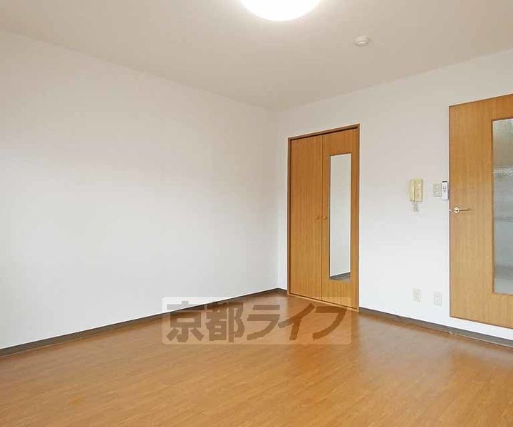 京都府京都市伏見区深草キトロ町の賃貸マンションの居間