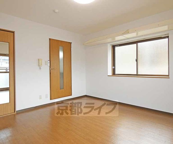 京都府京都市伏見区深草キトロ町の賃貸マンションの居間
