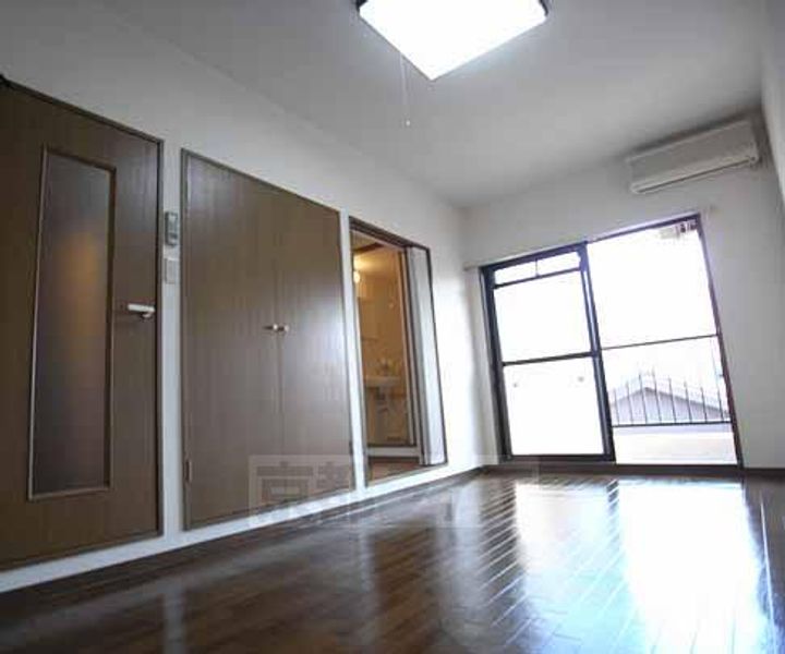 京都府京都市伏見区新町11丁目の賃貸マンションの居間