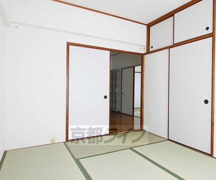 京都府京都市伏見区横大路下三栖山殿の賃貸マンションの居間