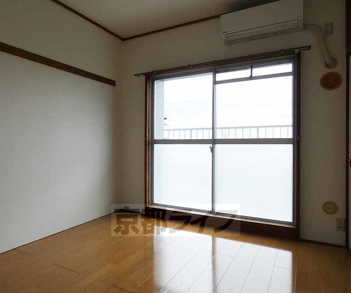 京都府京都市伏見区横大路下三栖山殿の賃貸マンションの居間