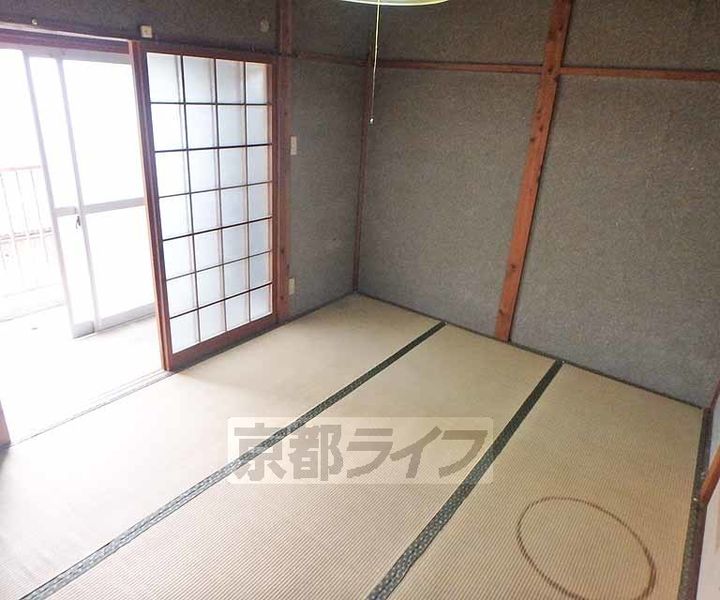 京都府京都市西京区樫原六反田の賃貸アパートの居間