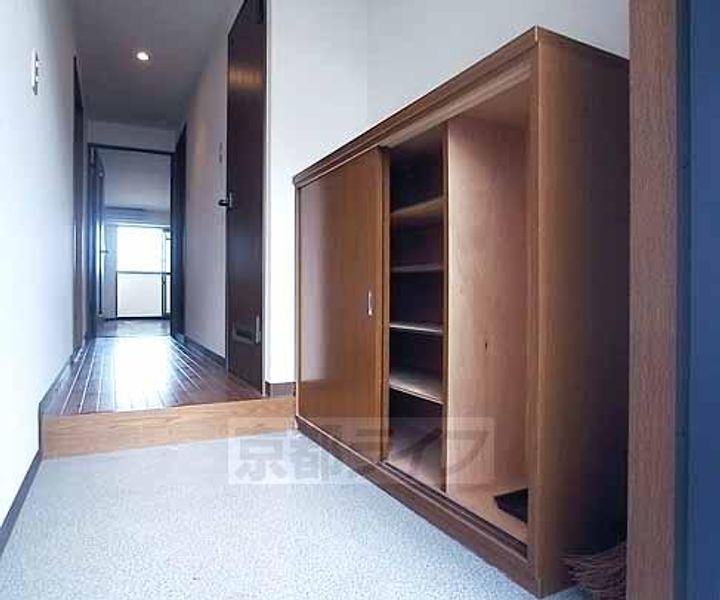 京都府京都市西京区樫原硲町の賃貸マンションの玄関