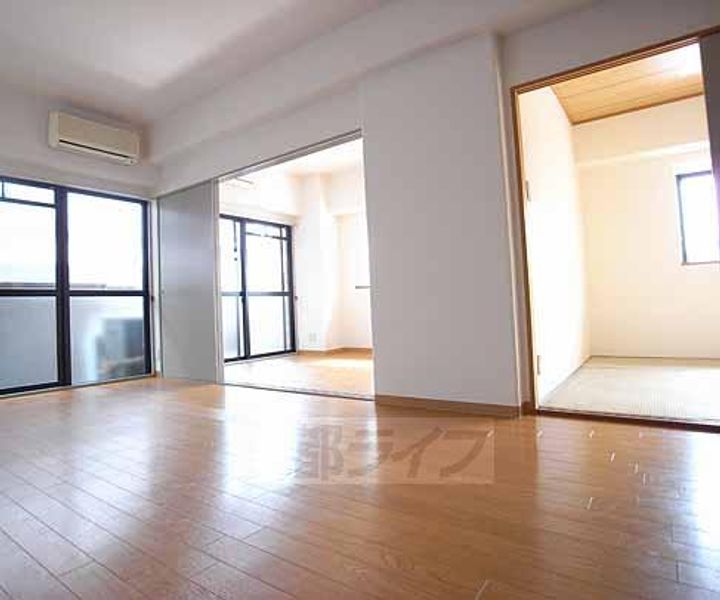 京都府京都市西京区桂上野東町の賃貸マンションの居間