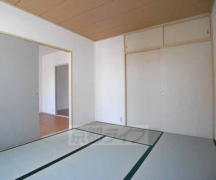 京都府京都市西京区上桂北ノ口町の賃貸アパートの居間