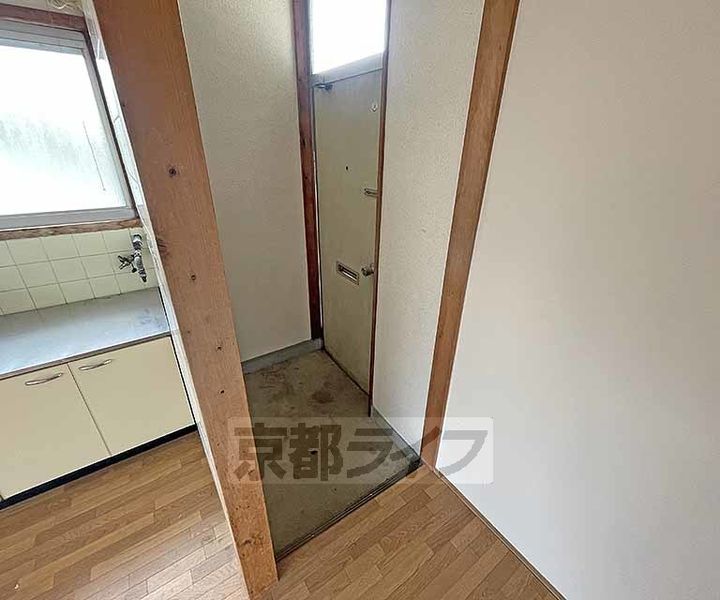 京都府京都市西京区御陵溝浦町の賃貸アパートの玄関
