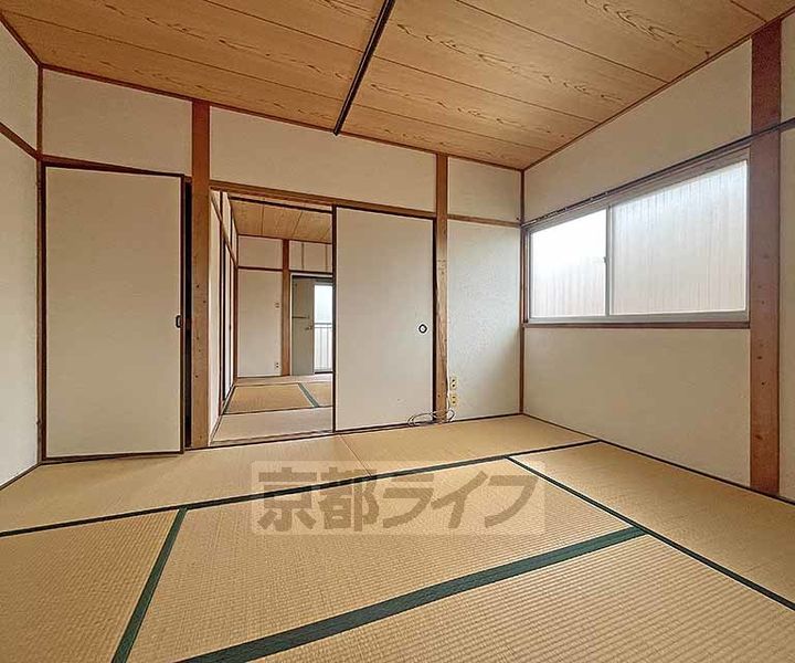 京都府京都市西京区御陵溝浦町の賃貸アパートの寝室