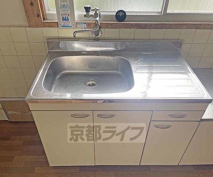 京都府京都市西京区御陵溝浦町の賃貸アパートのキッチン